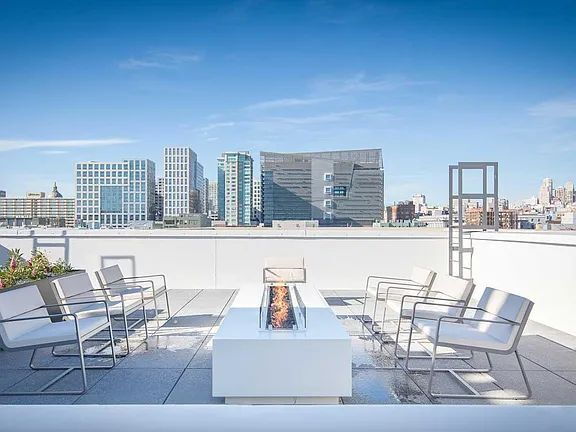 Building Photo - "Charming Urban Oasis: Spacious 1-Bedroom Retreat in the Heart of San Francisco!"