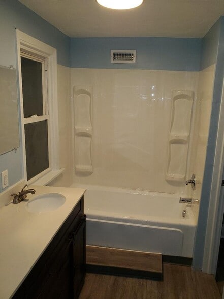 Building Photo - 548 Railroad St