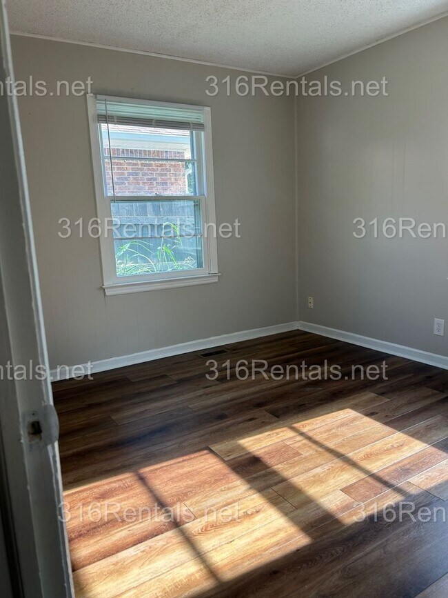 Building Photo - $1345 - 4 bed 1 bath - Single Family Home