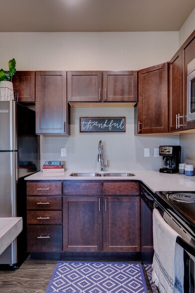 Building Photo - 1110 Hope Dr