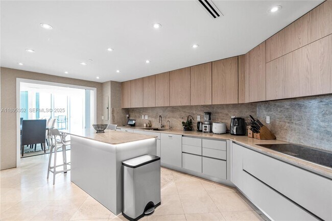 Building Photo - 1643 Brickell Ave