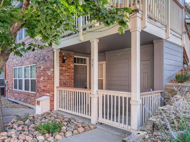 Building Photo - Stunning 2 Bedroom 2 Bathroom condo In Aurora with a garage!