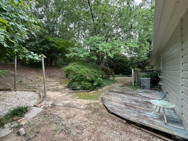 Building Photo - Comfortable 3BD, 1.5BA House with Large Fe...