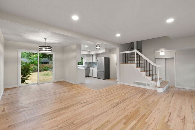 Building Photo - 4 Bedroom completely remodeled home in Fort Collins