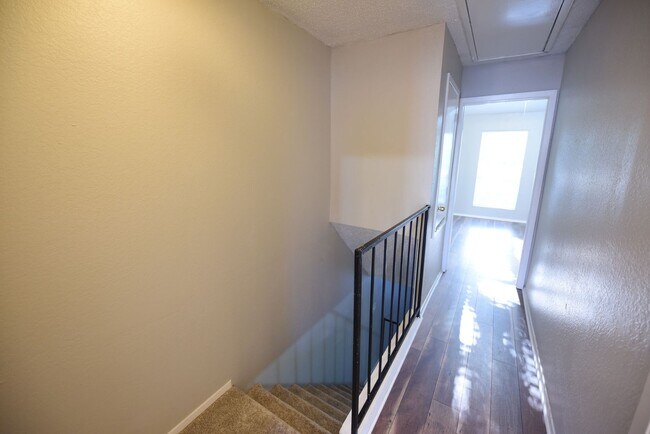 Building Photo - Spacious 2 story town home with fenced yard!