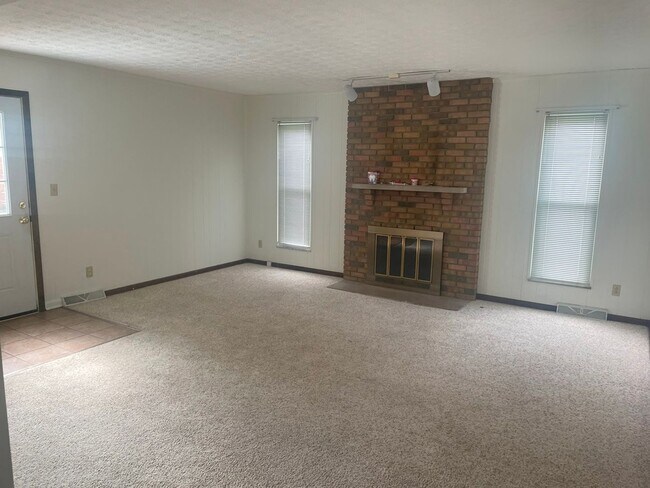 Building Photo - 6225 Willowcrest Dr