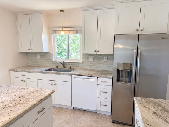 Building Photo - Charming single level home in Parkmead neighborhood