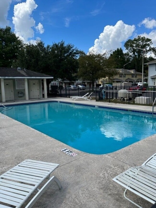 Building Photo - C2954-61 Chase Hollow