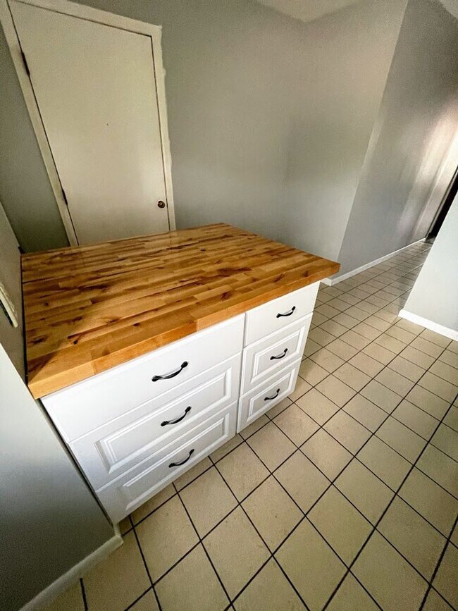 Building Photo - 2323 Sidney St