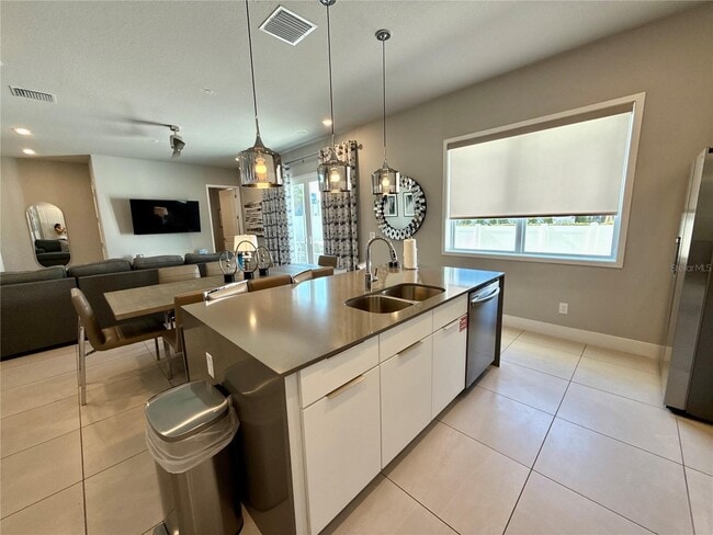 Building Photo - 7740 Sandy Ridge Dr