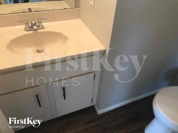 Building Photo - 609 River Moss Dr