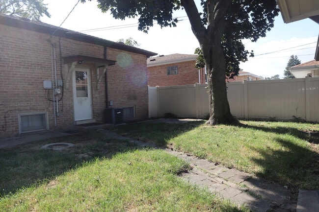 Building Photo - 2900 W 101st Pl