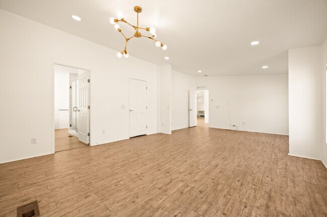 Building Photo - 62851 Aberdeen Dr