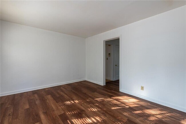 Building Photo - 1801 Oakmont Dr NW