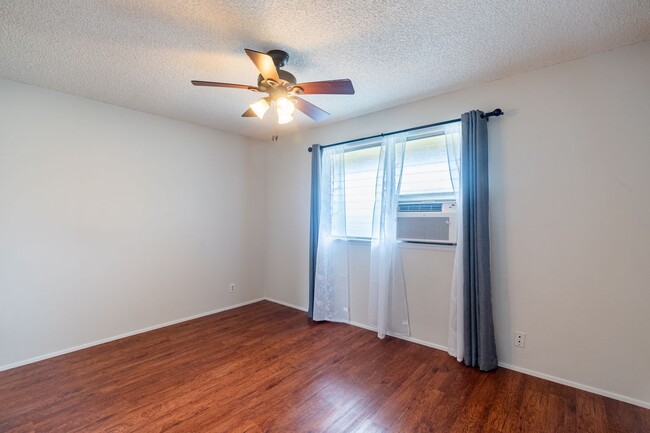 Building Photo - 2 bedroom / 1 1/2 bath / 2 parking condo i...