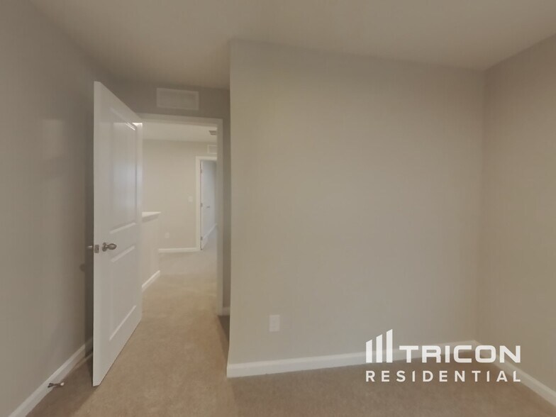Building Photo - 8920 Celtic Dr