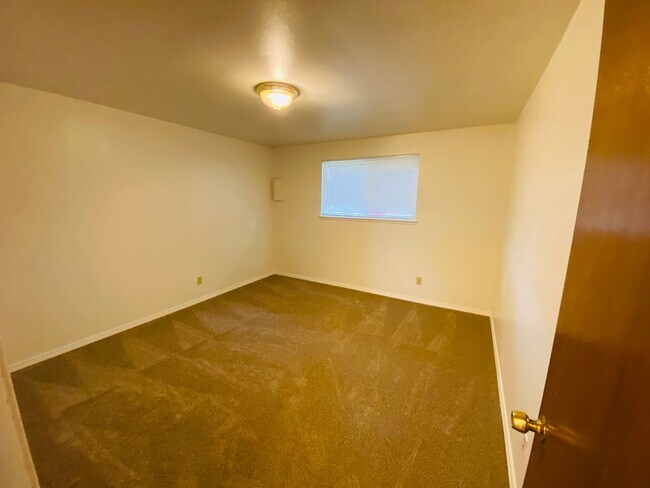 Building Photo - Charming 2-Bedroom Apartment at Fowler Court with In-Unit Washer/Dryer & Extra Storage