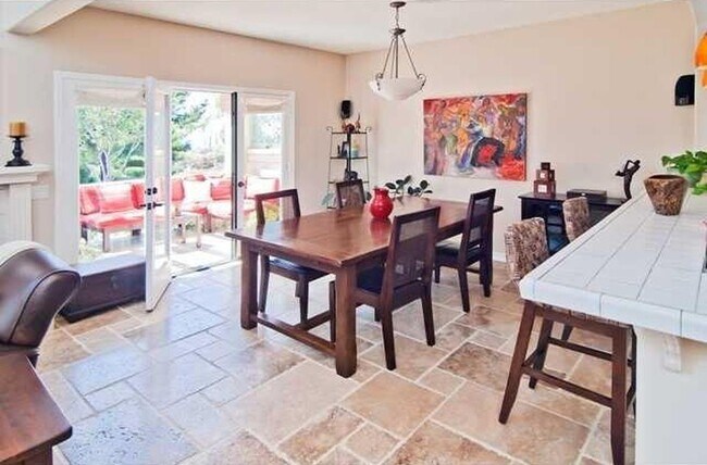 Building Photo - Large Carlsbad Townhouse, 2 Primary Bedroo...
