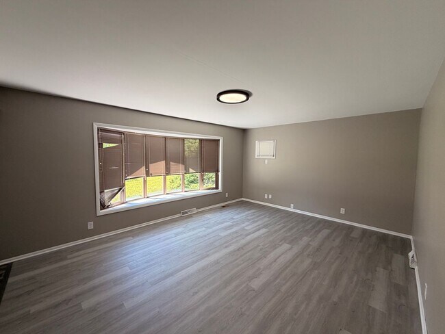 Building Photo - 3 Bed/1 Bath Home with Garage Parking!!