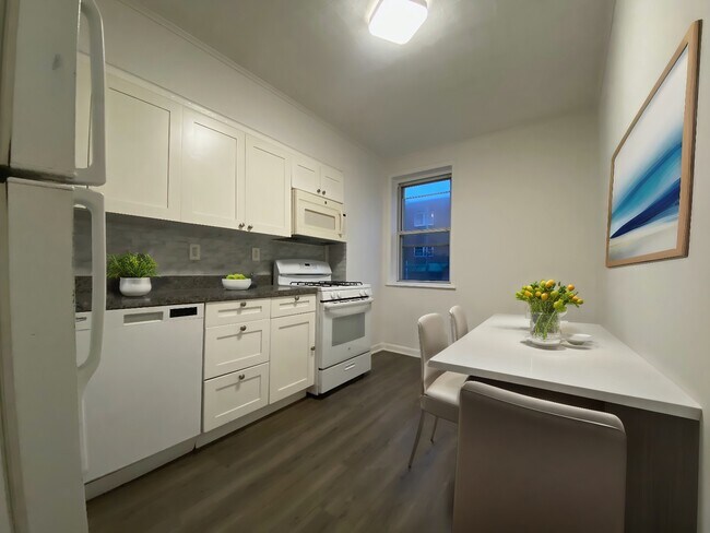 Building Photo - 21-18 Rene Ct