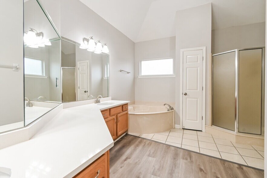 Building Photo - 7133 Queens Crown Ct