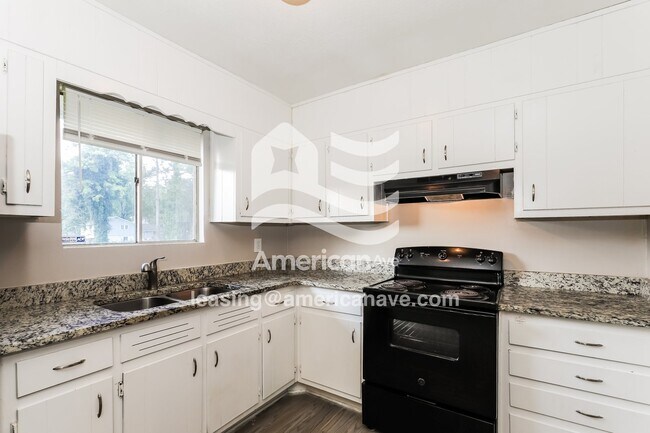 Building Photo - 229 W Canterbury Dr