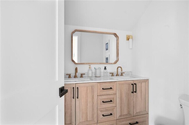 Building Photo - 69 Connection St