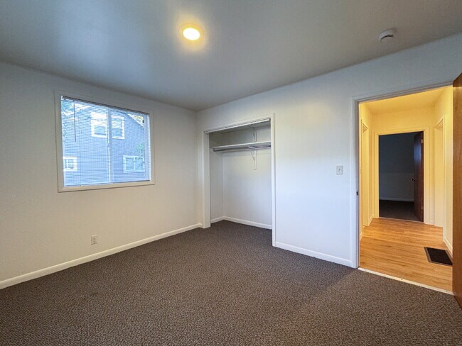 Building Photo - Freshly Updated 4-Bed Retreat Centrally Located in Bellingham