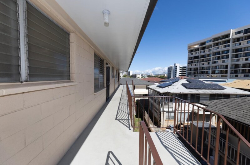 Building Photo - 722 University Ave