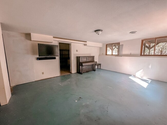 Building Photo - Peaceful Country Living on Over 3 Acres in South Eugene!
