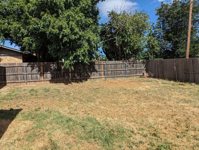 Building Photo - Large Updated 4 Bedroom Home Off University