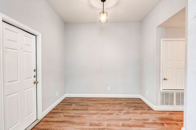 Building Photo - 2930 Saulsbury Dr