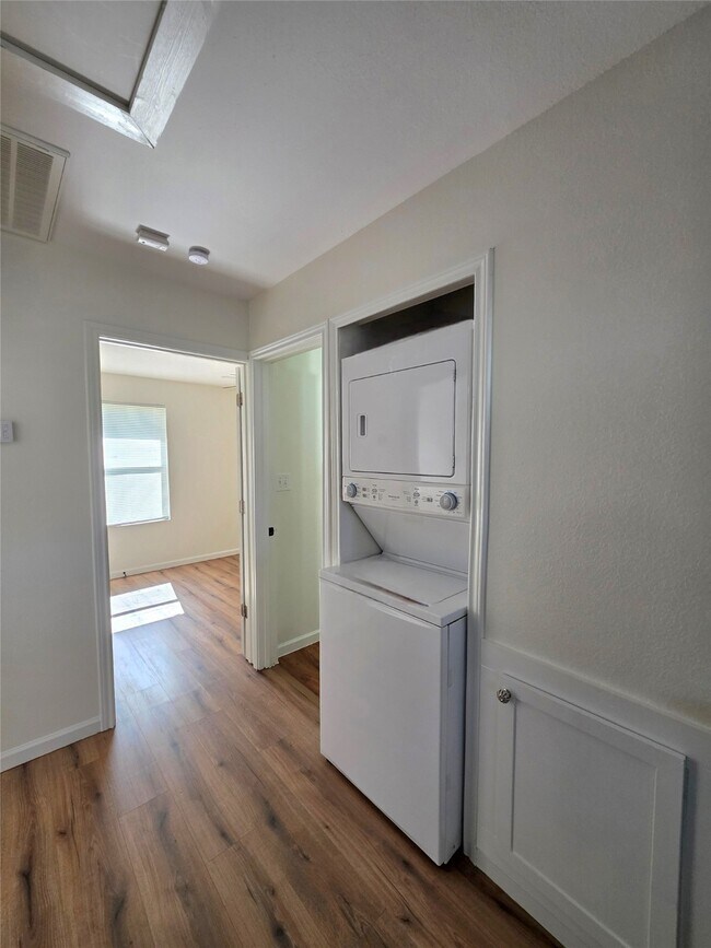 Building Photo - 5422 Pine Ave