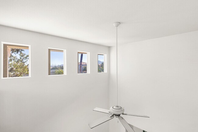 Building Photo - Beautifully Updated 3 Bedroom Southeast Ve...