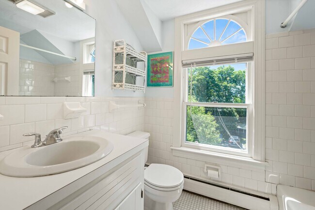 Building Photo - 141 Narragansett Ave