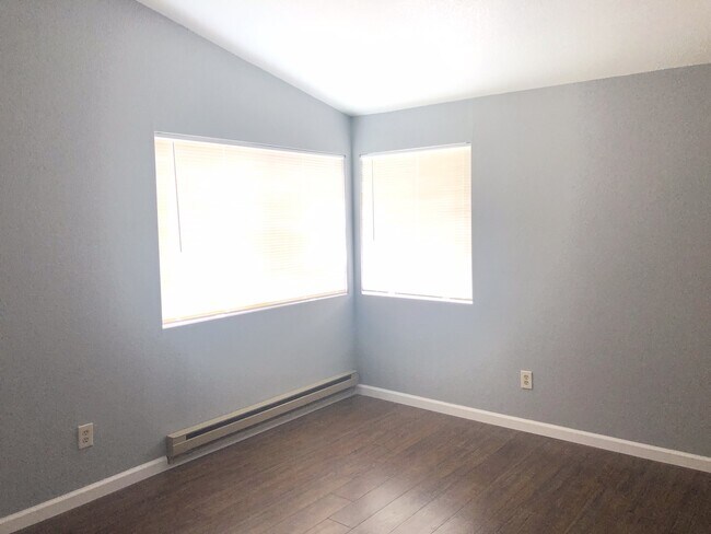 Building Photo - Bellevue Townhouse