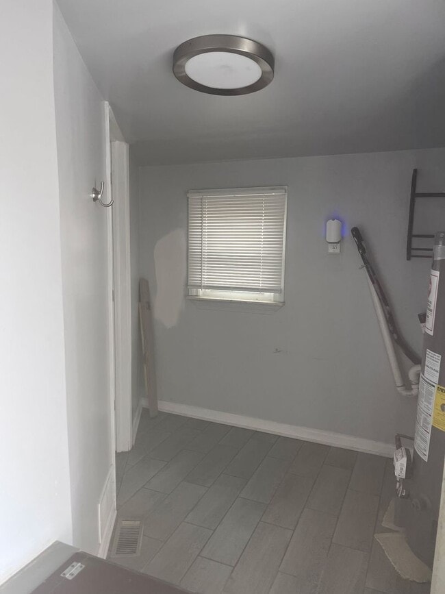 Building Photo - 2 bed, 1 Bath