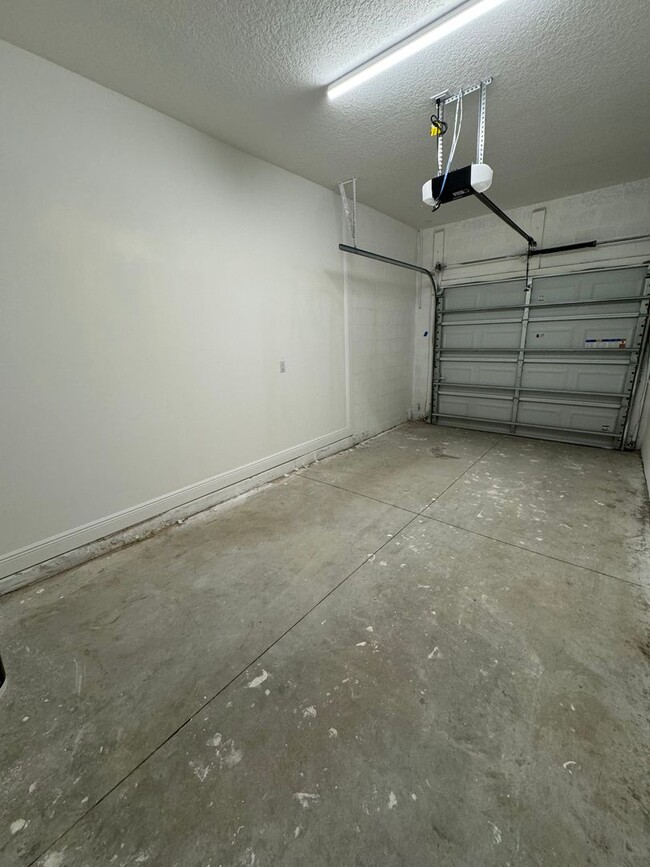 Building Photo - Schedule a Tour today! New 3 bed /2 bath 1...