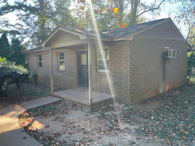 Building Photo - Renovated 3 bedroom 1 bathroom house