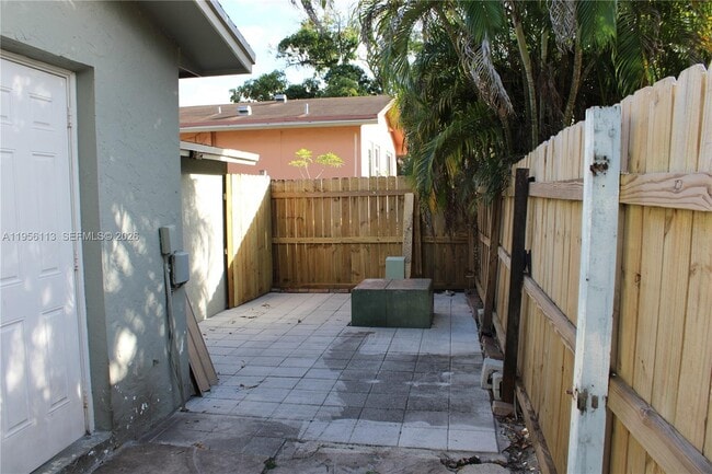 Building Photo - 2740 SW 46th St