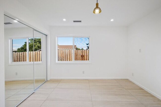 Building Photo - 113 Donaldson Way W