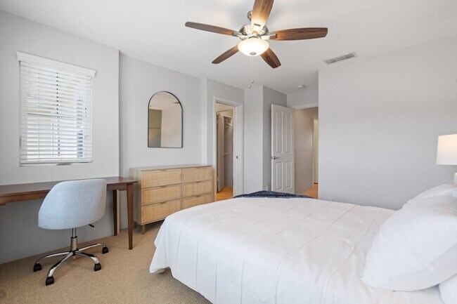 Building Photo - Modern Island Living | AC, W/D, Garage, Wo...