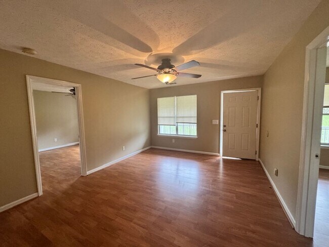 Building Photo - 753 Nelson Rd