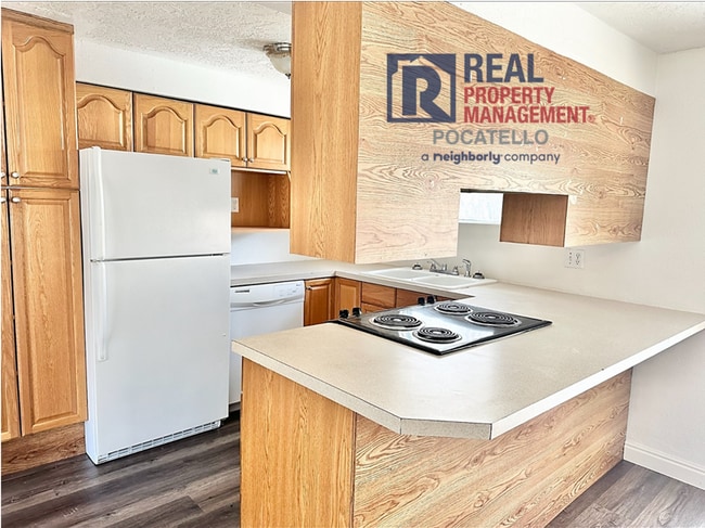 Building Photo - Spacious 4 Bed / 2 Bath Duplex | Garage + Split-Level Layout | Pet Negotiable