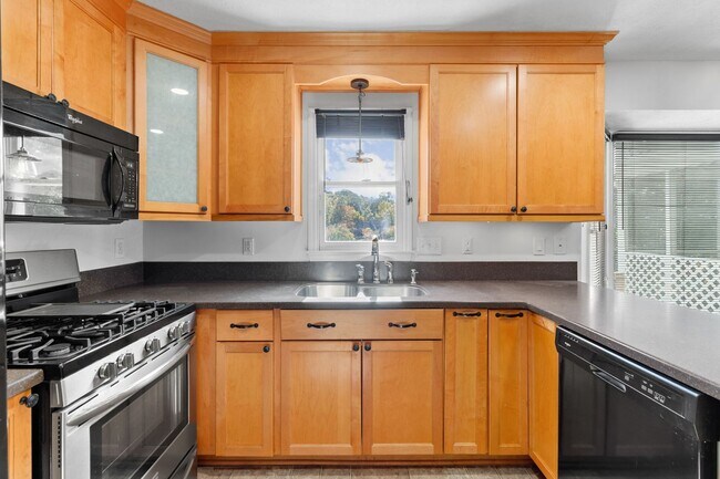 Building Photo - Beautiful 4 Bedroom/ 2 Story Home