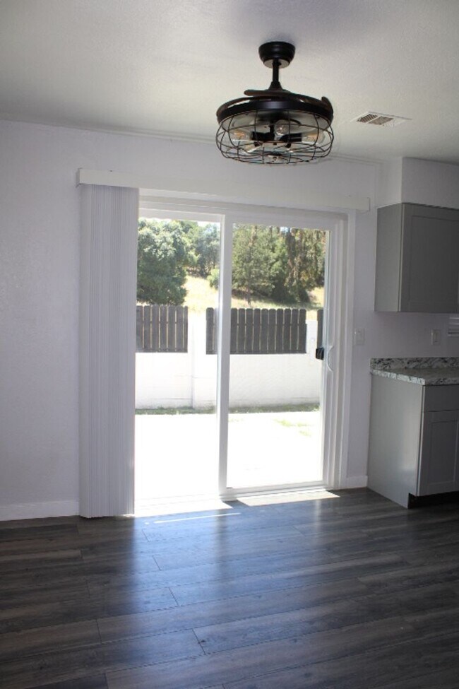 Building Photo - 130 Aster Ct
