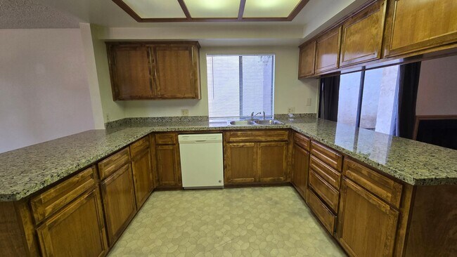 Building Photo - 4147 Pinewood Lake Dr