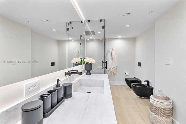 Building Photo - 2127 Brickell Ave