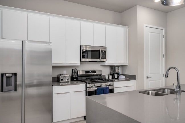 Building Photo - 7770 Sandy Ridge Dr