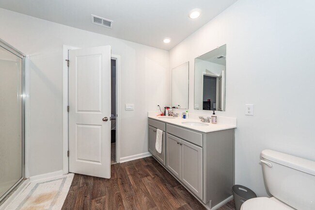 Building Photo - 3 Bedroom, 2.5 Bathroom Townhome in Caroli...